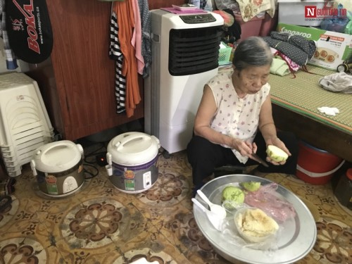 Mẹ già 84 tuổi chăm hai con tâm thần, vài ba ngày mới được ăn thịt - 1