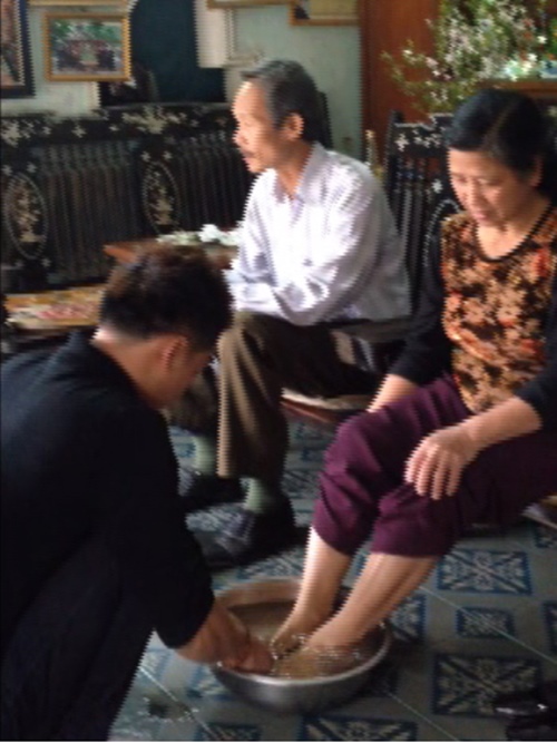 Ở ngoài sang chảnh, mỹ nhân Việt về nhà vẫn rửa chân, đút ăn cho mẹ - 5