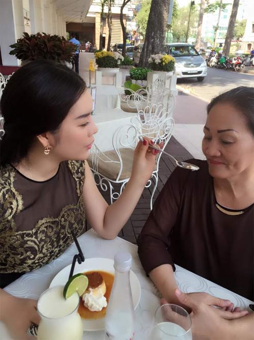 Ở ngoài sang chảnh, mỹ nhân Việt về nhà vẫn rửa chân, đút ăn cho mẹ - 7