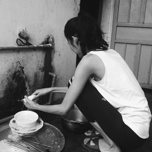 Ở ngoài sang chảnh, mỹ nhân Việt về nhà vẫn rửa chân, đút ăn cho mẹ - 1