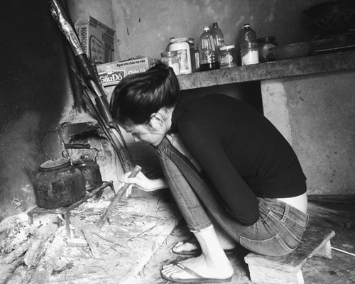 Ở ngoài sang chảnh, mỹ nhân Việt về nhà vẫn rửa chân, đút ăn cho mẹ - 2