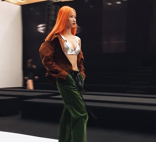 Ở ngoài sang chảnh, mỹ nhân Việt về nhà vẫn rửa chân, đút ăn cho mẹ - 3