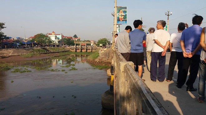 Xe khách đâm văng 1 người xuống sông, 1 người chết - 2