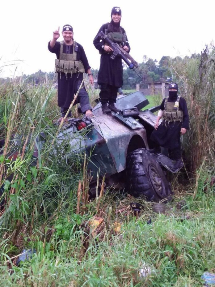 Video: Binh sĩ Philippines rút chạy hàng loạt vì xạ thủ IS - 1