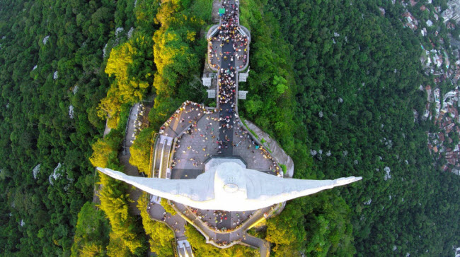 Vẻ hùng vĩ của tượng Chúa Kitô Cứu Thế ở thành phố Rio de Janeiro, Brazil.