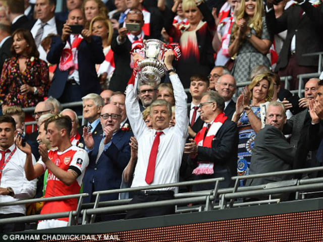 Wenger rạng ngời đi vào sử sách FA cup, ở lại Arsenal 2 năm