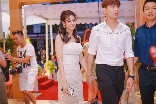 Mặc tin đồn ly hôn, Tim vẫn chăm sóc vợ con quá ân cần - 3