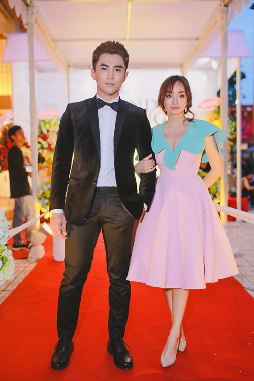 Mặc tin đồn ly hôn, Tim vẫn chăm sóc vợ con quá ân cần - 9