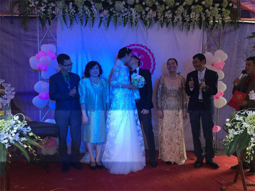 Dù thấp hơn bạn gái một cái đầu, những sao nam này vẫn siêu tự tin - 2