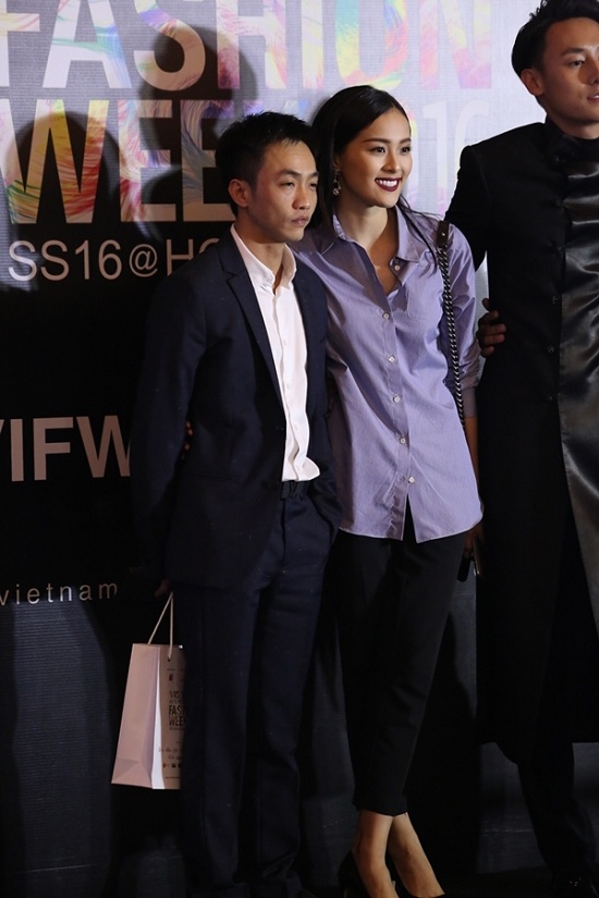 Dù thấp hơn bạn gái một cái đầu, những sao nam này vẫn siêu tự tin - 6