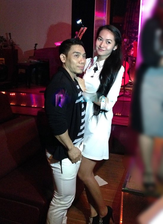 Dù thấp hơn bạn gái một cái đầu, những sao nam này vẫn siêu tự tin - 10