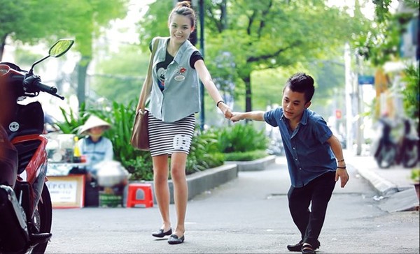 Dù thấp hơn bạn gái một cái đầu, những sao nam này vẫn siêu tự tin - 4