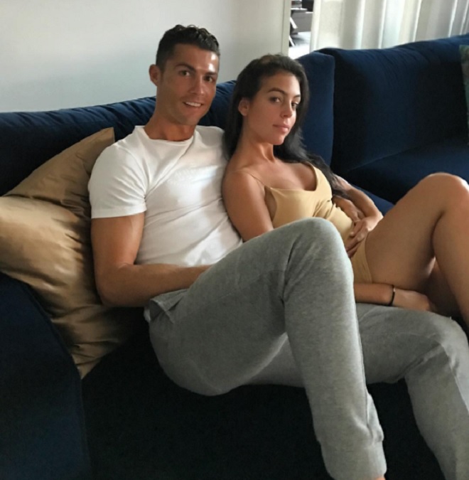 Bồ Ronaldo không mang bầu, sợ &#34;sống chung với mẹ chồng&#34; - 1