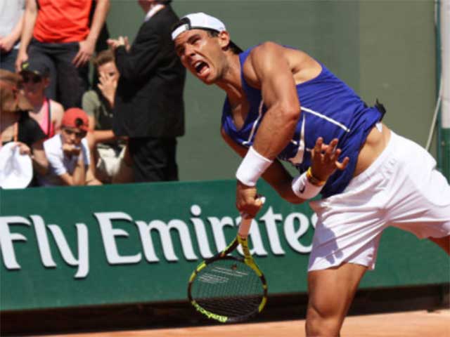 Nadal nghệ nhân giao bóng: Một lần giao hạ 2 lon nước
