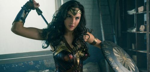 &#34;Vỡ kế hoạch&#34;, Wonder Woman tìm mọi cách che giấu bụng bầu - 3