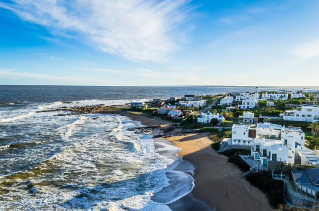 Jose Ignacio, Uruguay: Với dân số chỉ 300 người, nhưng thành phố Jose Ignacio là điểm điếm hàng đầu của các siêu sao Mỹ Latin như Shakira vào mùa đông. Đó là lý do tại sao bạn có thể tìm thấy các khách sạn và nhà hàng sang trọng ở đó. Đây là địa điểm lý tưởng cho những người có điều kiện và muốn tìm nơi tiêng tư.