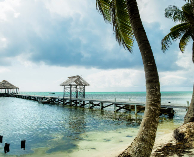 Ambergris Caye, Belize: Hòn đảo Ambergris Caye có lịch sử lâu đời với các thợ săn cá voi và cướp biển. Ngày nay nó thu hút những người thích lặn từ khắp nơi trên thế giới vì nơi đây gần rạn san hô Belize Barrier, rạn san hô dài thứ hai thế giới.