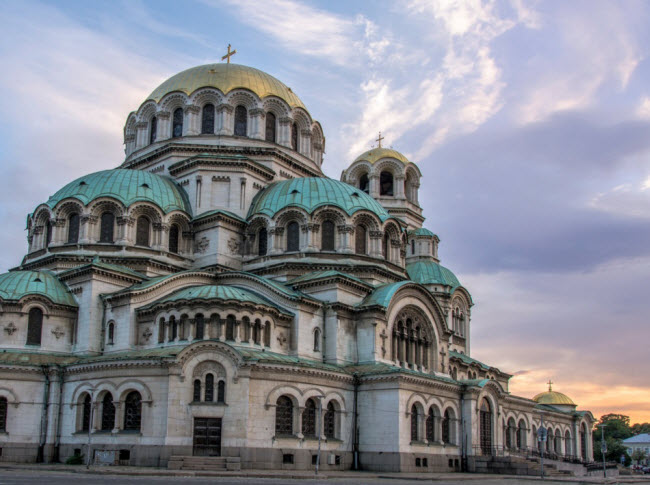 Sofia, Bulgaria: Äây là má»t trong những thá»§ Äô có chi phà rẻ nhất tại châu Ãu. Thà nh phá» nà y gây ấn tượng vá»i nhiá»u công trình kiến trúc lá»ch sá» vẫn ÄÆ°á»£c bảo tá»n nguyên vẹn. Theo các chuyên gia, Sofia sẽ sá»m trá» thà nh má»t Äá»a Äiá»m thu hút Äông du khách.