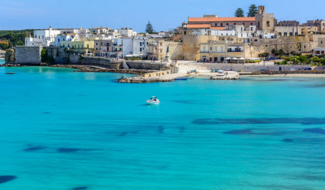 Apulia, Italia: Má»t kỳ nghá» tại Apulia chắc chắn sẽ mang lại cho du khách trải nghiá»m Äáng nhá». NÆ¡i Äây ná»i tiếng vá»i nưá»c biá»n trong xanh, hoà ng hôn mà u và ng và nhiá»u cảnh Äẹp. Bạn có thá» tham quan lâu Äà i Bari, nhà thá» Santa Croce và bảo tà ng Rignano Garganico.