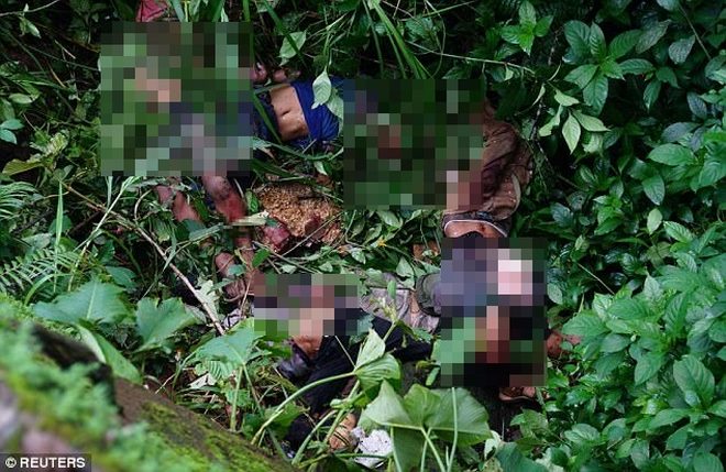 IS trói tay 8 người Philippines thả từ trên cầu xuống đất - 1