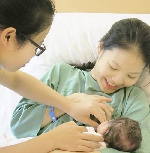 Những cô vợ &#34;đáng tuổi cháu&#34; của sao Việt ngày càng gợi cảm sau khi sinh - 1