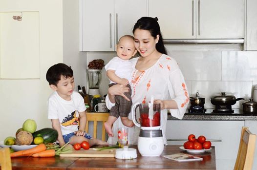 Những cô vợ "đáng tuổi cháu" của sao Việt ngày càng gợi cảm sau khi sinh - 4