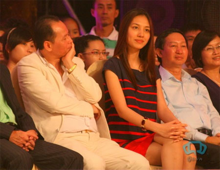 Những cô vợ "đáng tuổi cháu" của sao Việt ngày càng gợi cảm sau khi sinh - 7