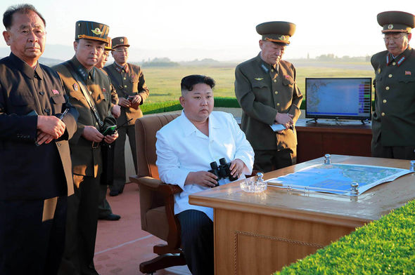 Kim Jong-un tươi cười thị sát hệ thống phòng không mới - 2