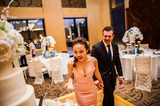 Kết hôn với một trong năm cổ đông của chuỗi nhà hàng ăn nhanh toàn cầu, lễ cưới được tổ chức xa hoa bên bờ biển, diện váy cưới nhãn hiệu đắt đỏ trên thế giới... hôn nhân của cô gái Ninh Bình - Nguyễn Thị Mai từng "gây bão" dân mạng. 