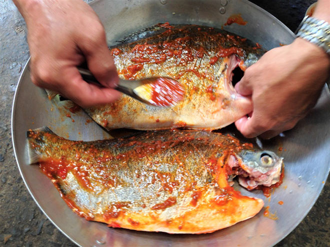 Thơm thơm, cay cay cá chim nướng muối ớt - 3
