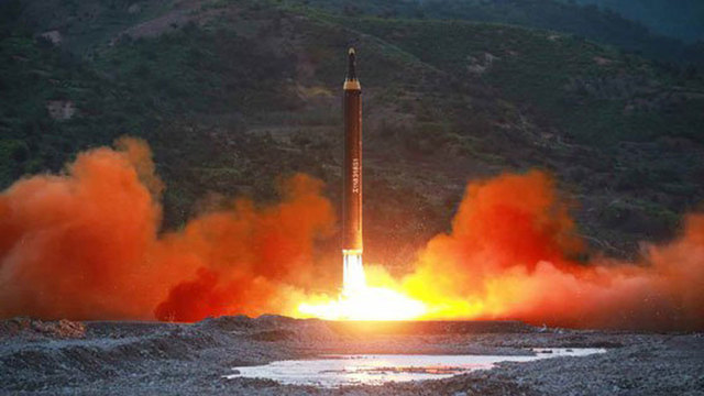 Triều Tiên tuyên bố đầu đạn tên lửa mới bắn rất chính xác - 1