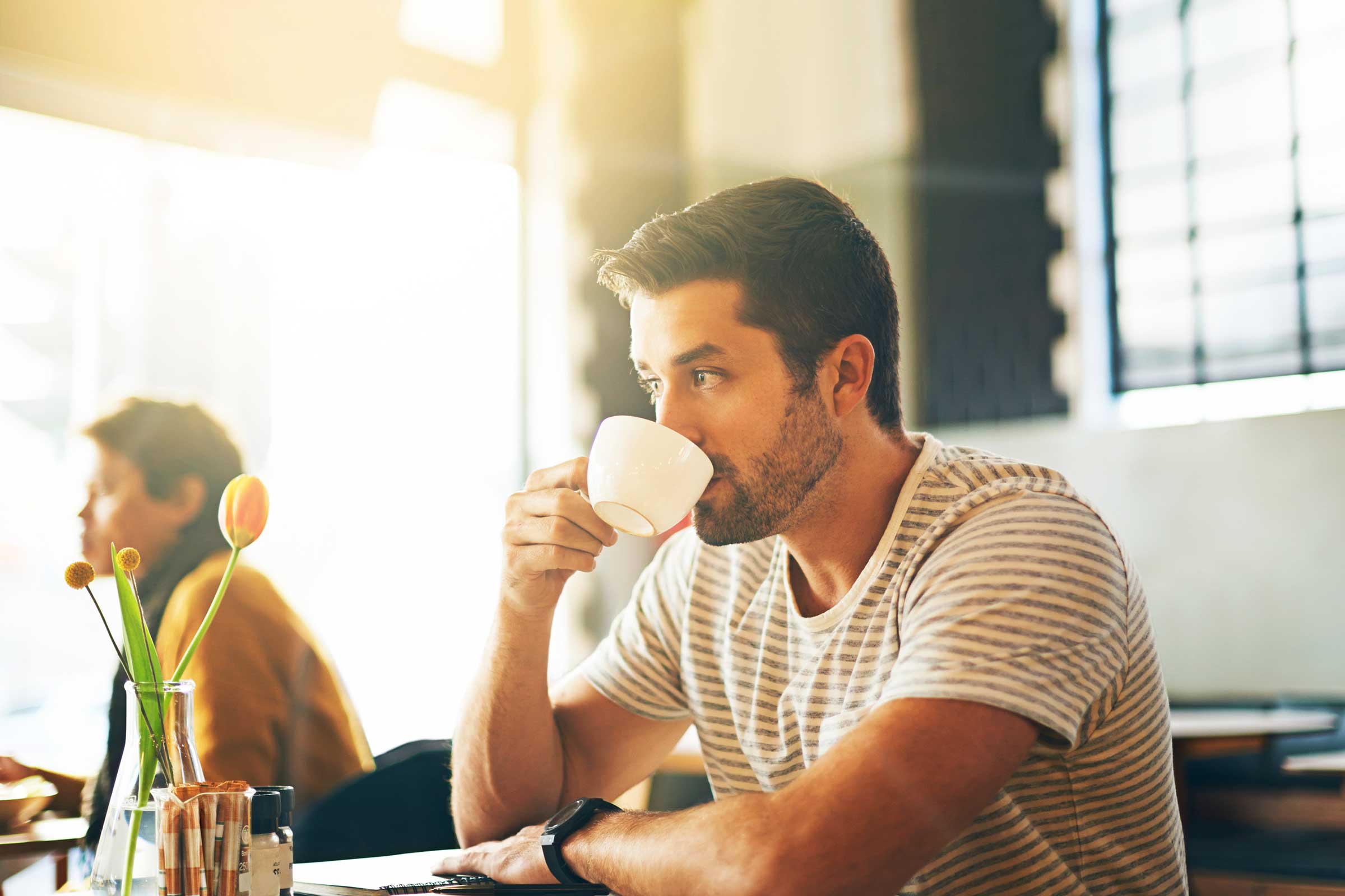 Drinking coffee. Человек с кофе. Парень с кофе. Люди наслаждаются кофе. Мужчина за столиком в кафе.