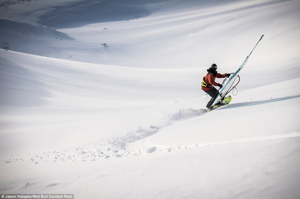 Tròn mắt xem chàng trai liều lĩnh lướt ván buồm trên núi tuyết cao - 1