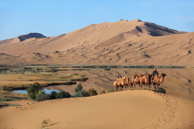 Badain Jaran, Trung Quốc: Sa mạc ở khu Nội Mông có phong cảnh đẹp với 10 hồ nước lớn nhỏ khác nhau.