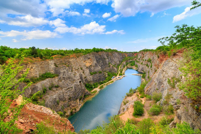 Velka Amerika, Cộng hòa Czech: Đây được cho là hém núi Grand Canyon của châu Âu. Địa điểm này từng là mỏ khai thác đá và hiện nay có một hồ nước trong xanh tuyệt đẹp.