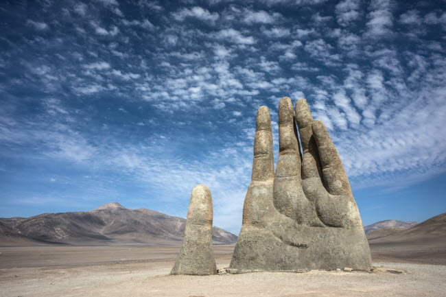 Atacama, Chile: Bức tượng bàn tay khổng lồ được coi là một trong những biểu tượng của sa mạc Atacama. Tuy nhiên, nó nằm cách con đường chính gần nhất lên tới 7.000 km.