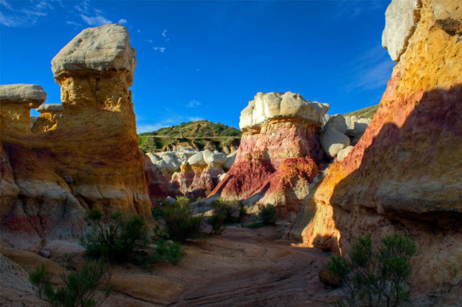 Colorado, Mỹ: Vườn quốc gia Paint Mines tại bang Colorado gây ấn tượng với những cấu trúc địa chất nhiều màu sắc.