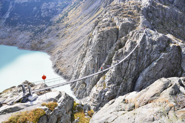 Trift, Thụy Sĩ: Đây là cây cầu treo dài nhất thế giới và chỉ có những du khách gan dạ mới dám đi qua cây cầu trên dãy núi Alps này.