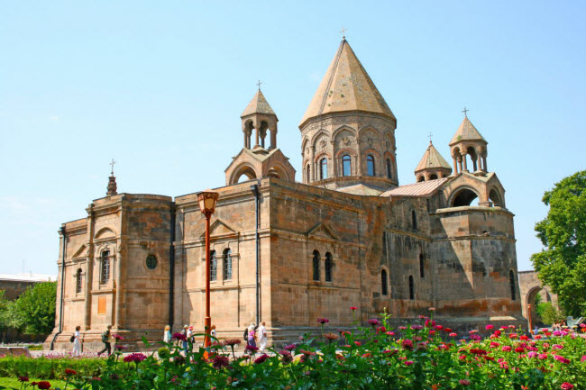Etchmiadzin, Armenia: Công trình này được coi là tu viện đạo Thiên chúa lâu đời nhất thế giới.