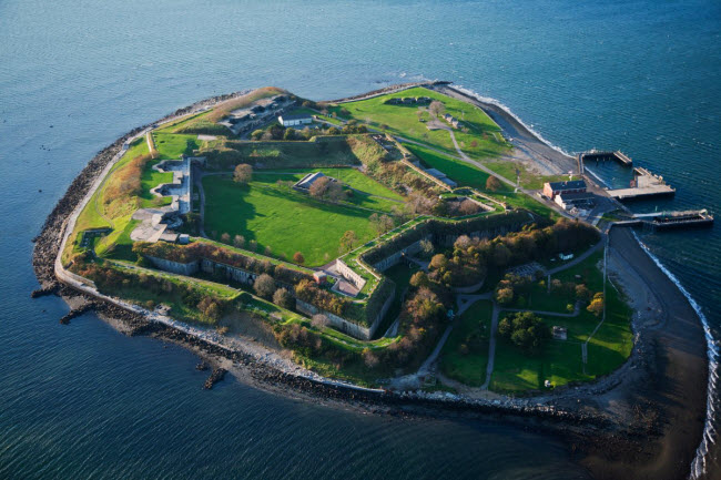 Boston, Mỹ: Thành phố này nổi tiếng với pháo đài trên đảo George's, được sử dụng như một hệ thống phòng thủ bờ biển trong cuộc nội chiến Mỹ.