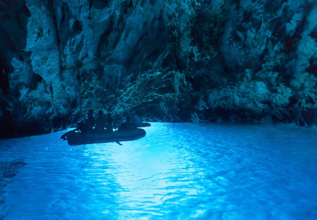 Blue Cave, Croatia: Hang động ở vùng Bisevo có một không gian huyền ảo bên trong khiến du khách có cảm giác như lạc tới một hành tinh khác.

Mời độc giả đón đọc phần tiếp theo vào 19h ngày 3/6.