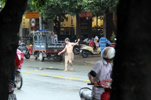 Người đàn ông không mảnh vải che thân “làm loạn” trên phố SG - 2