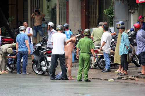 Người đàn ông không mảnh vải che thân “làm loạn” trên phố SG - 3