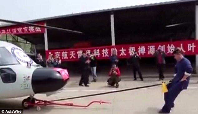 Võ sĩ kungfu TQ dùng “của quý” kéo máy bay trực thăng - 1