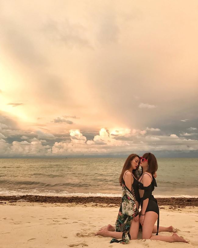 Yến Trang -  Yến Nhi là một trong những cặp chị em hot nhất showbiz Việt. Tuy không còn hoạt động nghệ thuật rầm rộ thế nhưng sức nóng của hai người đẹp vẫn không giảm sút. Trên trang cá nhân, Song Yến thường xuất hiện với những bộ bikini kiệm vải đầy hấp dẫn. 