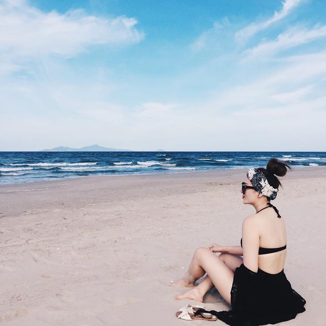Người đẹp sinh năm 1987 cũng lựa chọn những mẫu bodysuit được khoét sâu, hay bikini "tí hon" đầy trễ nải. 