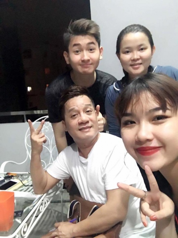 Ngoài Hoài Linh, 4 quý ông độc thân, siêu giàu này cũng nhận con nuôi - 8