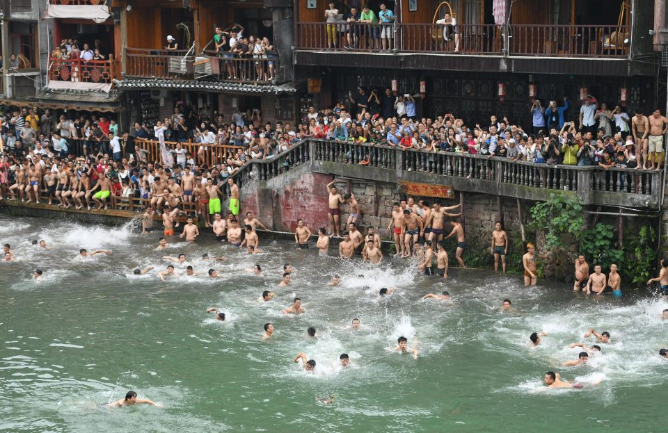 Ảnh: 20 vạn người TQ đổ ra biển tắm “nước rồng” - 7