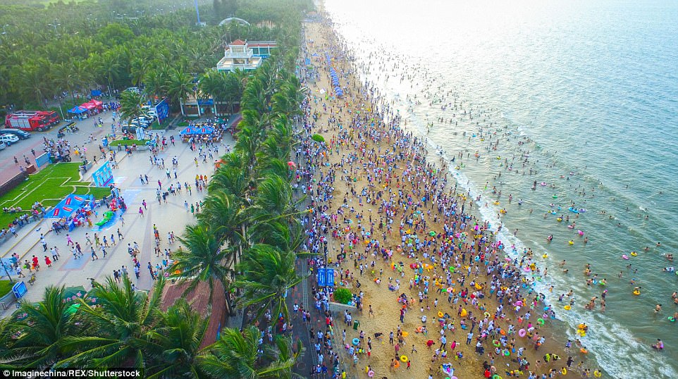 Ảnh: 20 vạn người TQ đổ ra biển tắm “nước rồng” - 5