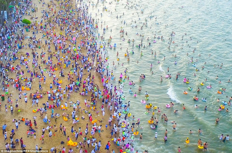Ảnh: 20 vạn người TQ đổ ra biển tắm “nước rồng” - 6